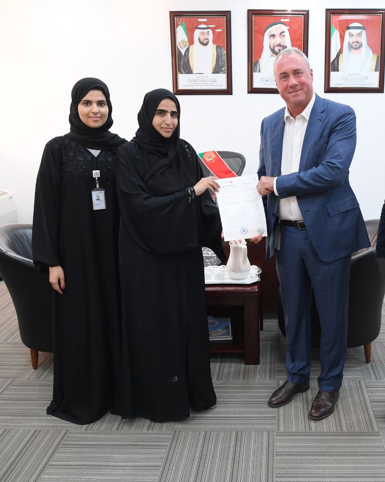 جانب من تسليم شهادات اعتماد نظام إدارة السلامة والصحة المهنية