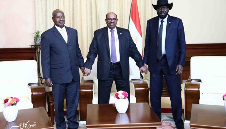 الرئيس السوداني عمر البشير والرئيس اليوغندي يوري موسفيني وسلفاكير