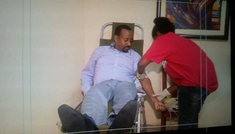 رئيس الوزراء الإثيوبي آبي أحمد أثناء تبرعه بالدم