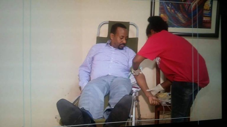 رئيس الوزراء الإثيوبي آبي أحمد أثناء تبرعه بالدم