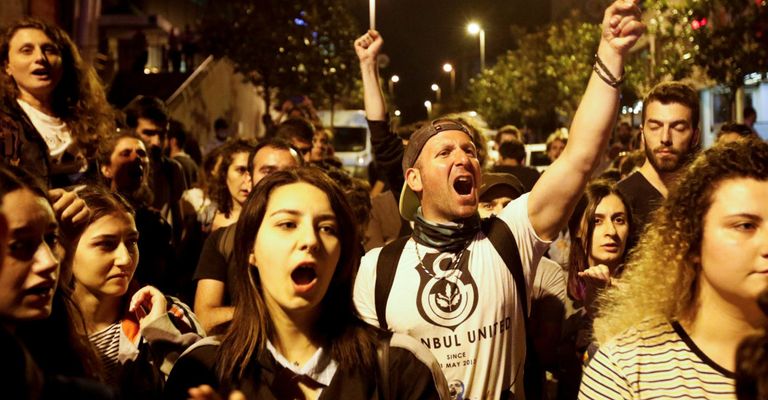 مظاهرات ضد أردوغان في أنقرة مظاهرات ضد أردوغان في عدة مدن تركية اعتراضاً على تزوير الانتخابات
