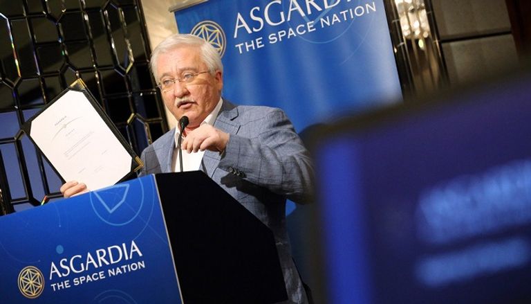 إيجور أشوربيلي تورتة الاحتفال بتنصيب رئيس مملكة الفضاء