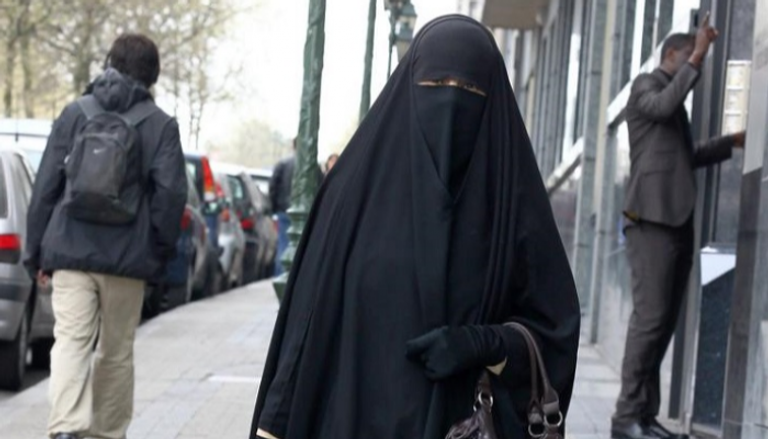 هولندا تفرض حظراً جزئياً على ارتداء النقاب