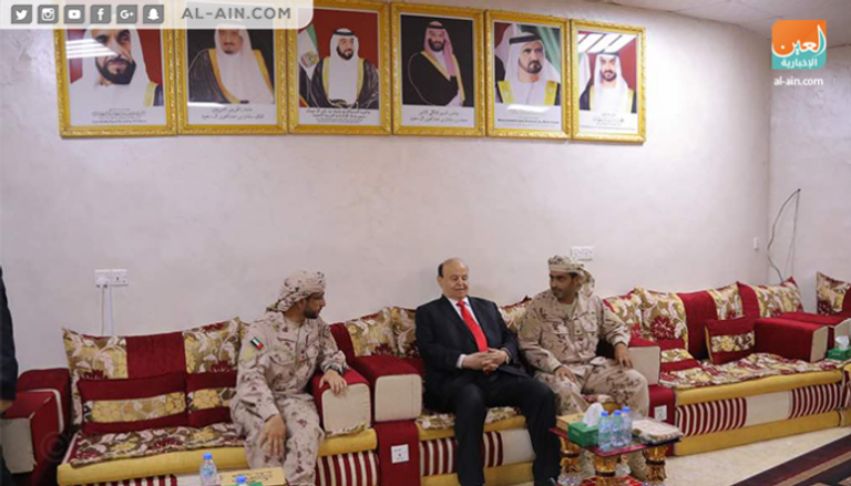 الرئيس اليمني عبد ربه منصور هادي في زيارة إلى القوات الإماراتية باليمن