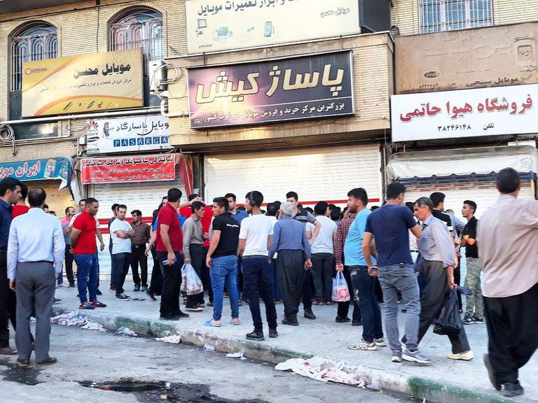 احتجاجات داخل الأسواق في إيران