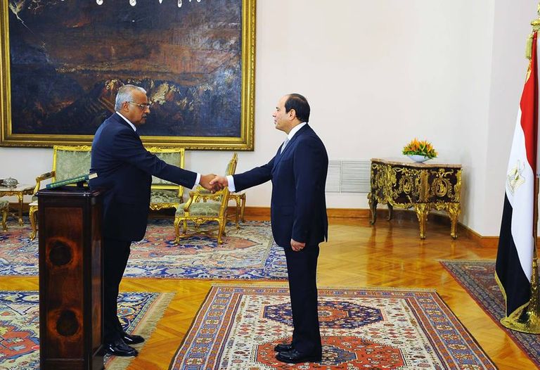 الرئيس السيسي يصافح اللواء ناصر فهمي عقب أداء اليمين نائبا لرئيس جهاز المخابرات اللواء عباس كامل رئيس جهاز المخابرات المصرية