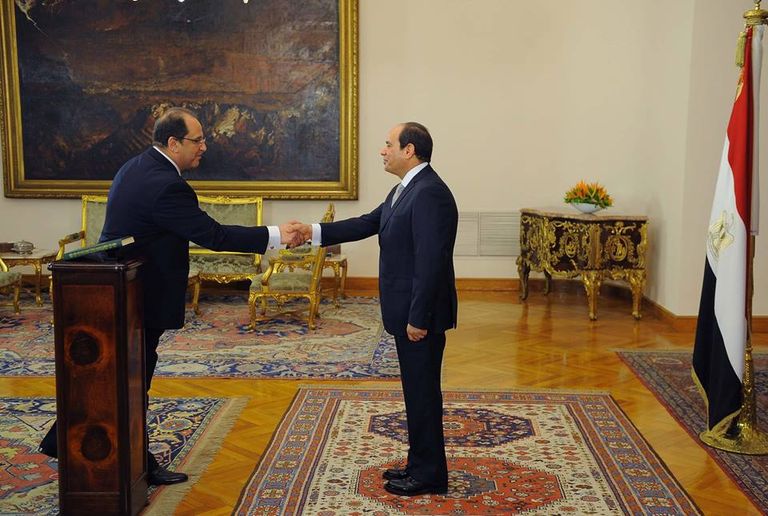 الرئيس السيسي يصافح اللواء عباس كامل عقب أداء اليمين الدستورية رئيسا لجهاز المخابرات اللواء عباس كامل رئيس جهاز المخابرات المصرية