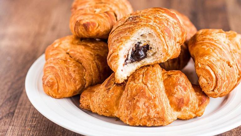 "الكرواسون" من المعجنات الفرنسية الشهيرة
