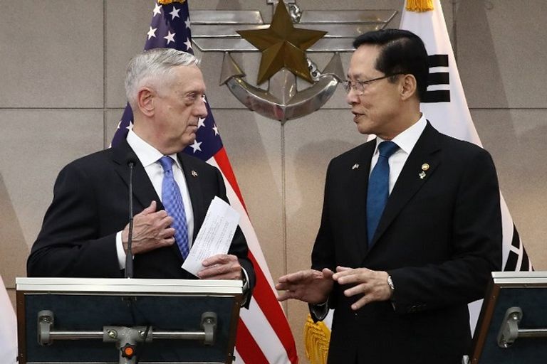 وزير الدفاع الأمريكي جيمس ماتيس ونظيره الكوري الجنوبي وزير الدفاع الأمريكي ونظيره الكوري الجنوبي