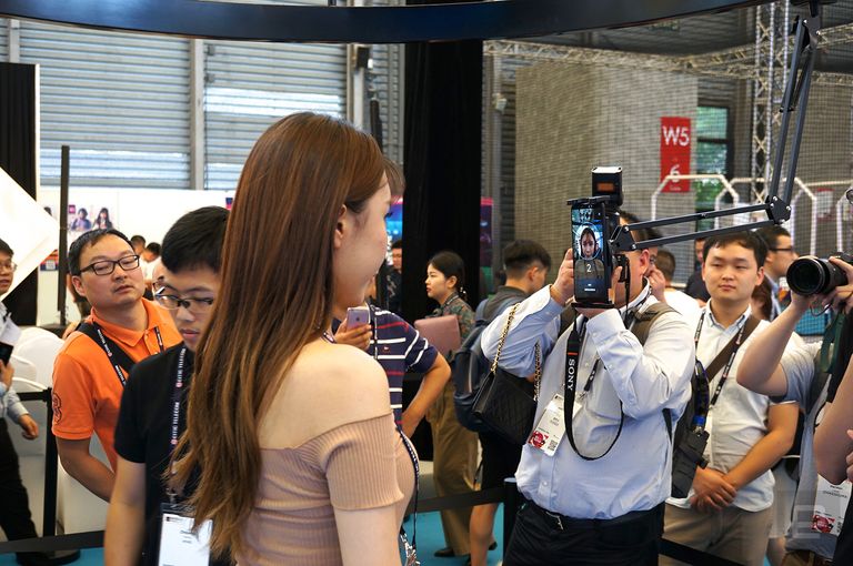 "فيفو" الصينية تطلق هاتفا يمكنه التعرف على الأشخاص من على بعد 3 أمتار