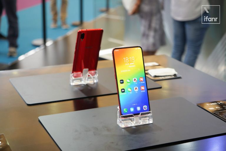 "فيفو" الصينية تطلق هاتفا يمكنه التعرف على الأشخاص من على بعد 3 أمتار