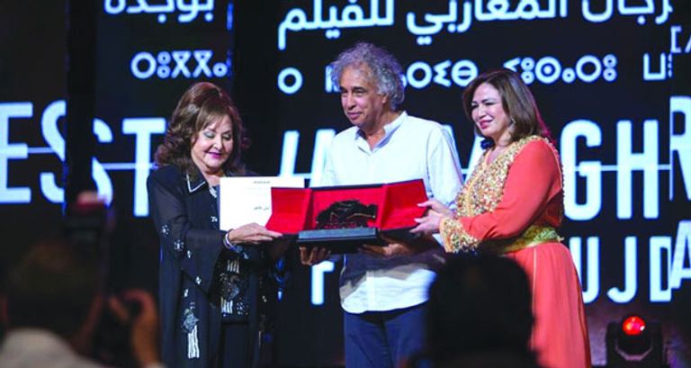 الممثلة المصرية ليلى طاهر تتلقى تكريمها في مهرجان الفيلم المغاربي بوجدة الممثل التونسي عبدالمنعم شويات في فيلم "مصطفى زاد"