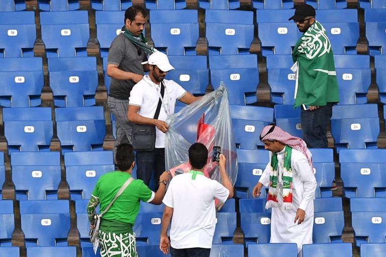 مشجع يرفع لافتة خلال مباراة المغرب والبرتغال- وكالات