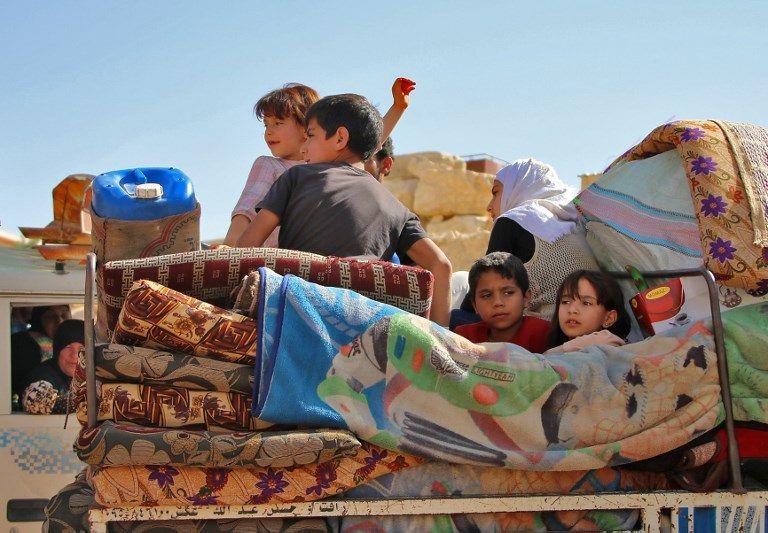 لاجئون سوريون يغادرون لبنان عائدين إلى بلدهم لاجئون سوريون يغادرون لبنان عائدين إلى بلدهم