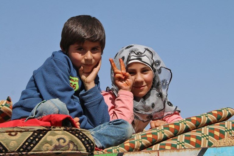 لاجئون سوريون يغادرون لبنان عائدين إلى بلدهم لاجئون سوريون يغادرون لبنان عائدين إلى بلدهم