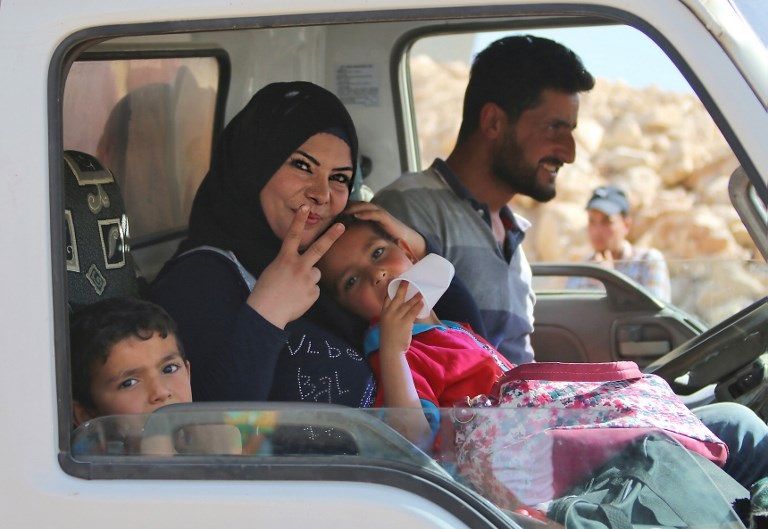 لاجئون سوريون يغادرون لبنان عائدين إلى بلدهم لاجئون سوريون يغادرون لبنان عائدين إلى بلدهم