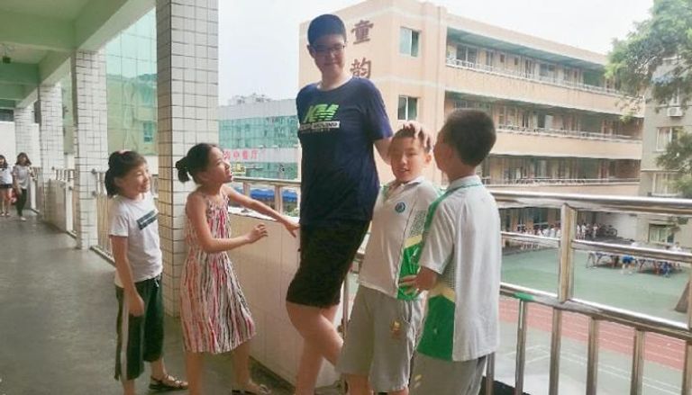 الطفل الصيني "شياو يو" عمره 11 عامًا وتجاوز طوله مترين