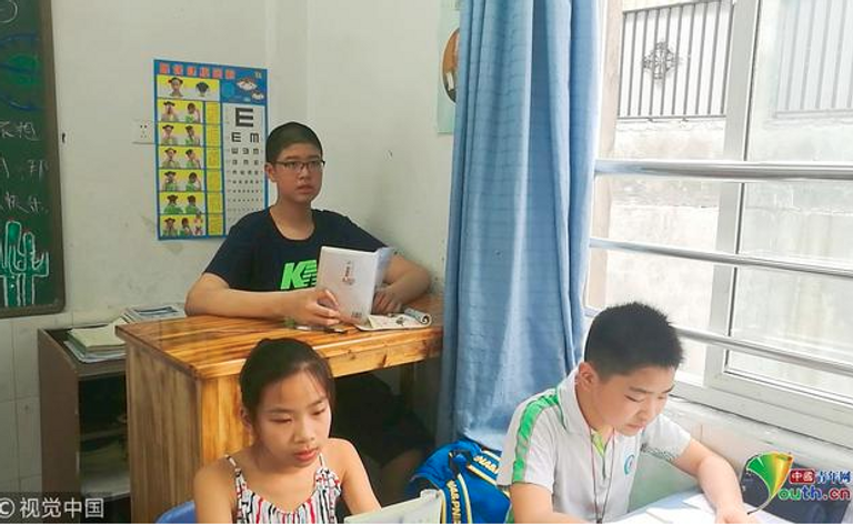 الطفل الصيني "شياو يو" عمره 11 عامًا وتجاوز طوله مترين