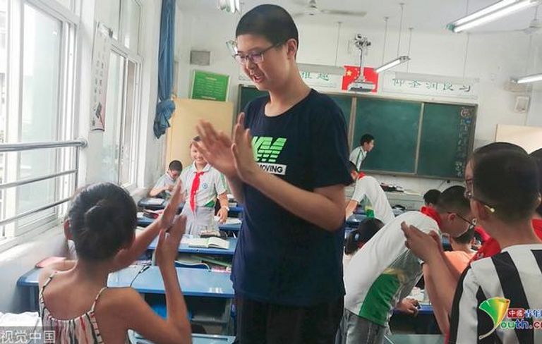 الطفل الصيني "شياو يو" عمره 11 عامًا وتجاوز طوله مترين