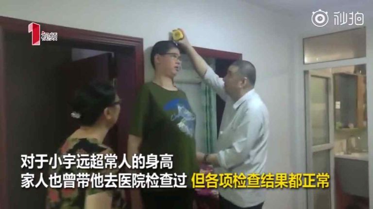 الطفل الصيني "شياو يو" عمره 11 عامًا وتجاوز طوله مترين