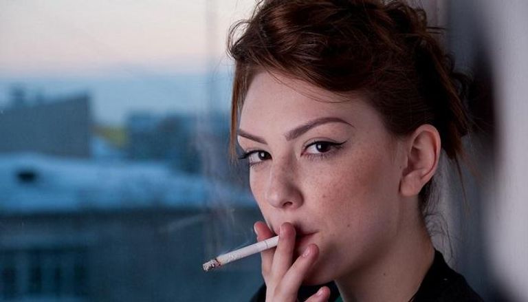 خطر التدخين على النساء أكبر من الرجال