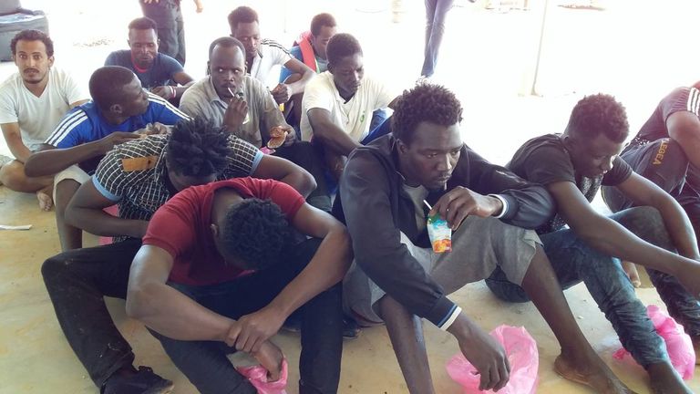 مهاجرون تم انقاذهم مهاجرون غير شرعيين - أرشيفية