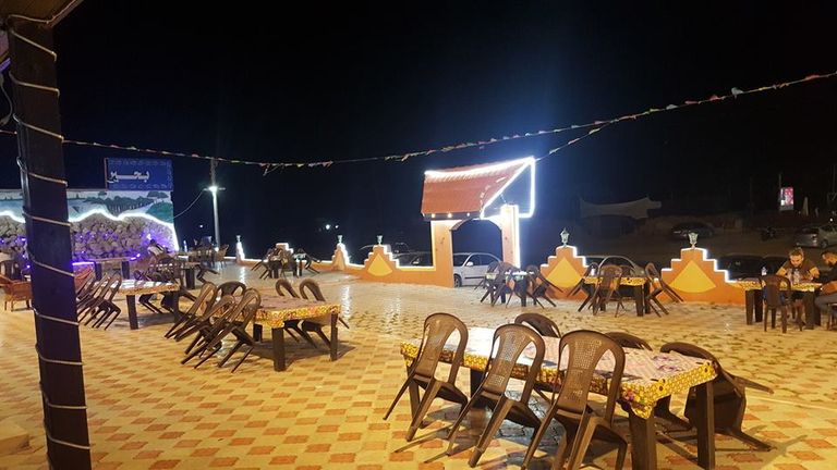 أحد العمال في مزرعة للسمك بغزة