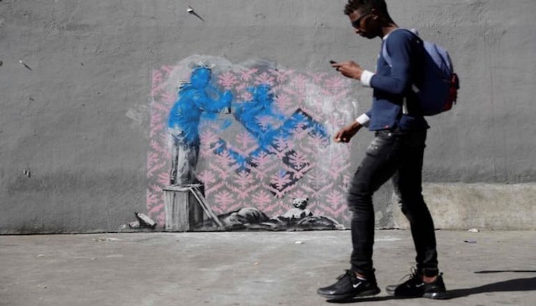 أحد أعمال بانسكي على جدران باريس