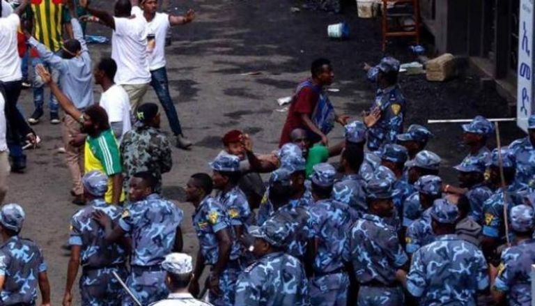 عناصر من الشرطة الإثيوبية وقت وقوع تفجير أديس أبابا