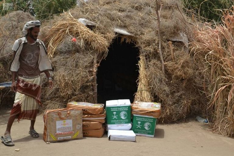 مركز الملك سلمان للإغاثة يوزع المساعدات في الحديدة