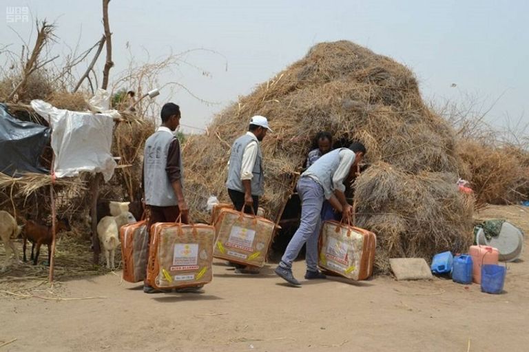 مركز الملك سلمان للإغاثة يوزع المساعدات في الحديدة