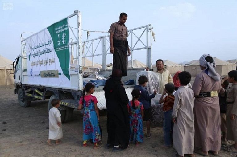 مركز الملك سلمان للإغاثة يوزع المساعدات في الحديدة