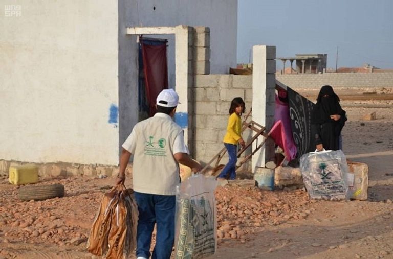 مركز الملك سلمان للإغاثة يوزع المساعدات في الحديدة