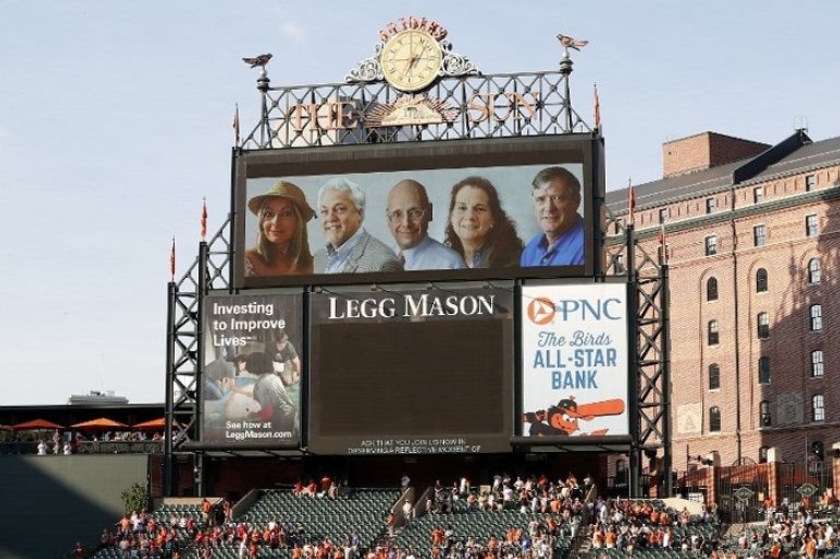 صورة للضحايا داخل أحد ملاعب البيسبول بالمدينة غلاف صحيفة "كابيتال جازيت"