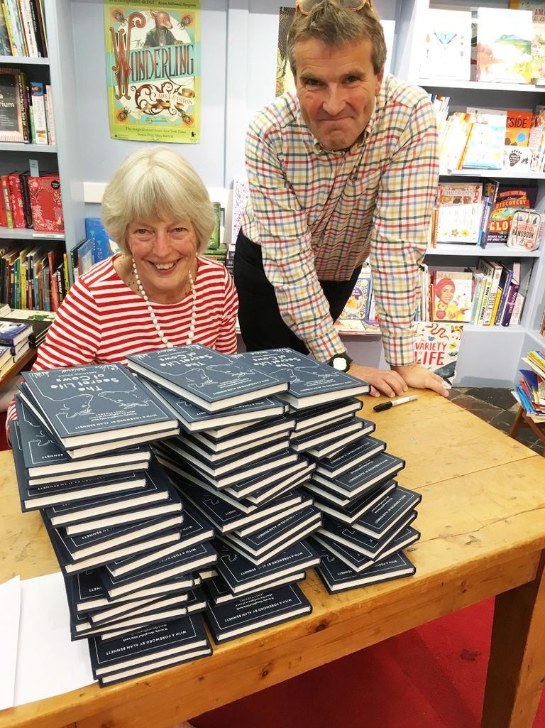 روزاموند يونج أثناء تجولهما بمزرعة كايتس نست فارم