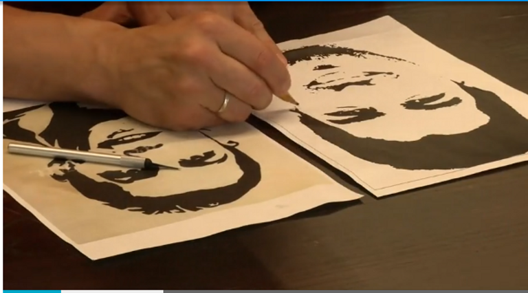 طاهٍ يستخدم صورتي سواريز ورونالدو للترويج للبيتزا بمطعمه