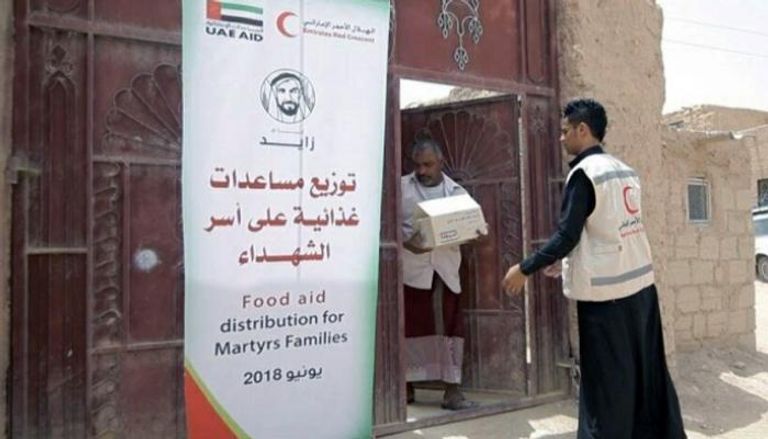 الهلال الأحمر الإماراتي يوزع المساعدات على أسر الشهداء في اليمن