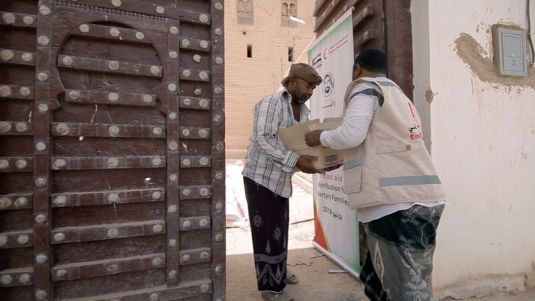 الهلال الأحمر الإماراتي يوزع المساعدات على أسر الشهداء في اليمن