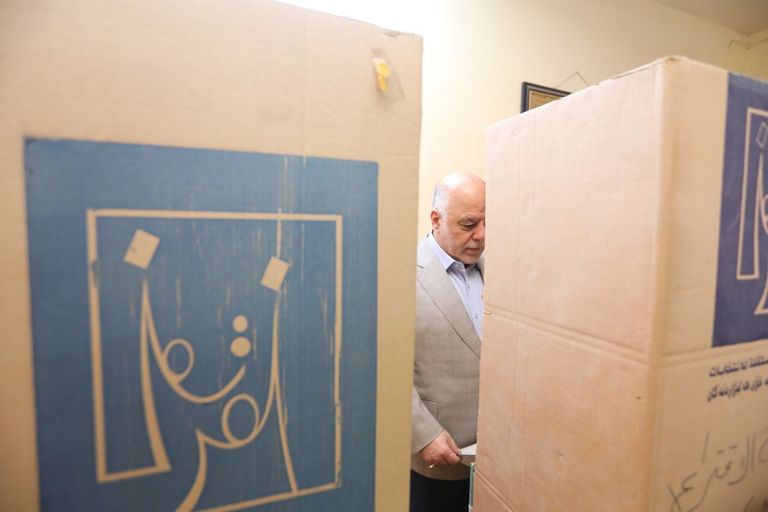 العبادي خلال الإدلاء بصوته في الانتخابات الأخيرة مشاركون في الانتخابات التشريعية العراقية الأخيرة