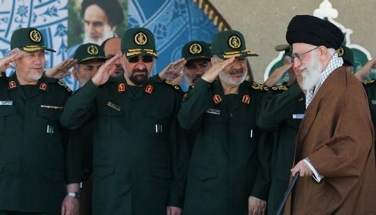 خامنئي وقادة من مليشيا الحرس الثوري الإيراني الإرهابي