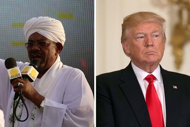 الرئيسان السوداني عمر البشير والأمريكي دونالد ترامب علما السودان والولايات المتحدة الامريكية