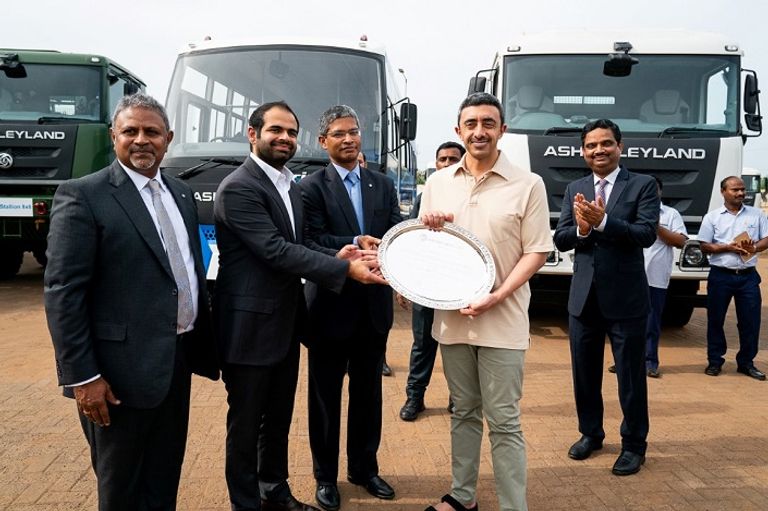 الشيخ عبدالله بن زايد خلال زيارته مدينة حيدر آباد للتكنولوجيا 