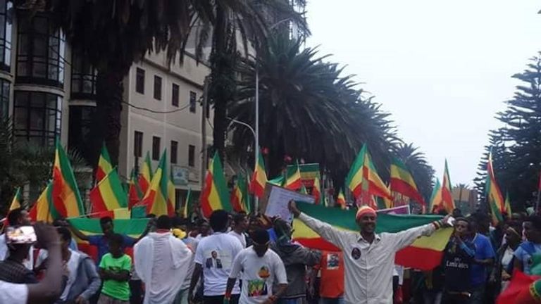 جانب من المسيرة المؤيدة لرئيس الوزراء الإثيوبي حشود من المتظاهرين باستاد بحر دار في إثيوبيا