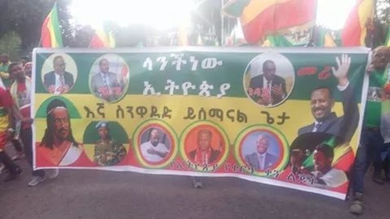 جانب من المسيرة المؤيدة لرئيس الوزراء الإثيوبي حشود من المتظاهرين باستاد بحر دار في إثيوبيا