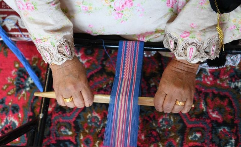 عروض تراثية إماراتية تبهر زوار سوق عكاظ الـ12