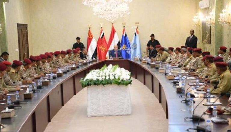 جانب من اجتماع الرئيس اليمني مع القادة والضباط