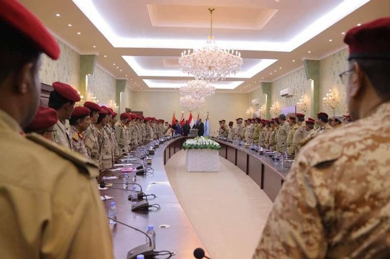 جانب من اجتماع الرئيس اليمني مع القادة والضباط جانب من اجتماع الرئيس اليمني مع القادة والضباط