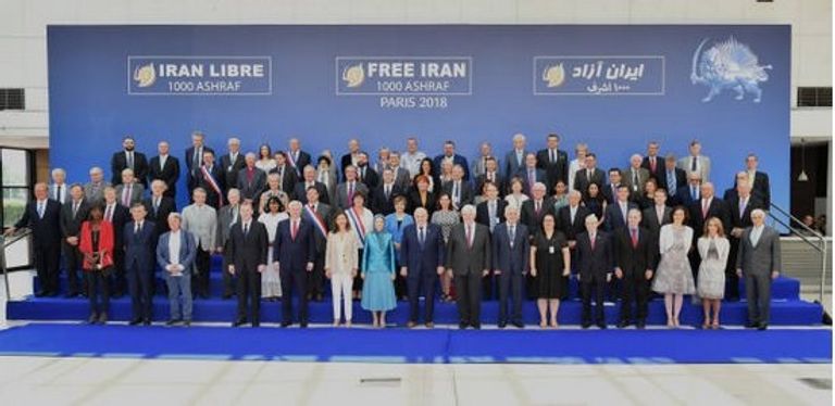 نيوت جينجريتش خلال إلقاء كلمته بمؤتمر المعارضة الإيرانية