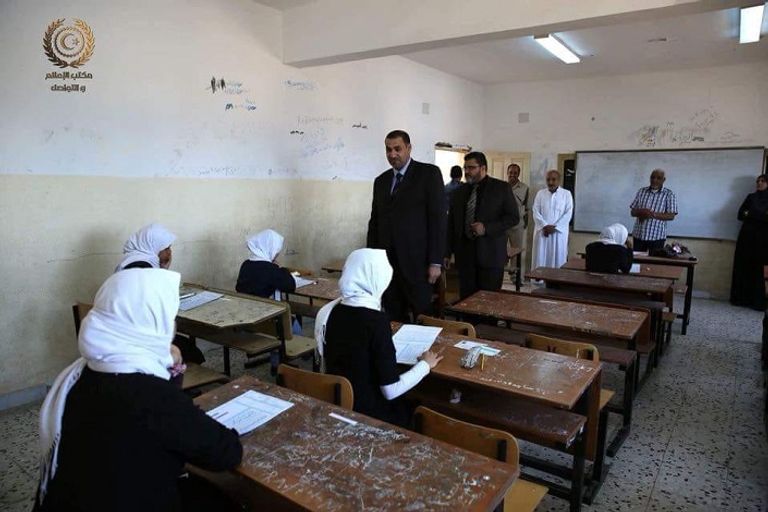 الوزير بومريز يطلع على سير الامتحانات الوزير بومريز خلال تفقده المنطقة التعليمية بدرنة