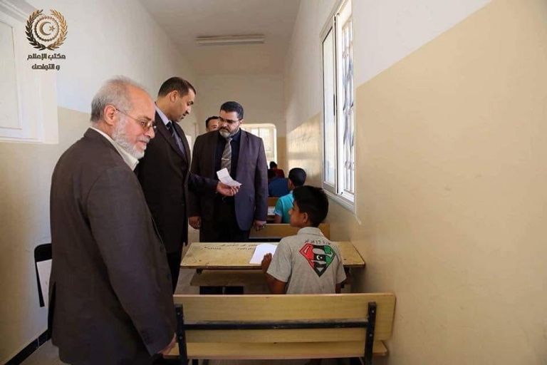 الوزير بومريز يطلع على سير الامتحانات الوزير بومريز خلال تفقده المنطقة التعليمية بدرنة